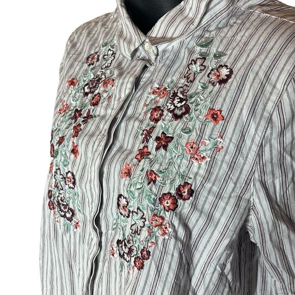 Shyanne floral embroidered striped country western button up tie front medium - Picture 2 of 7